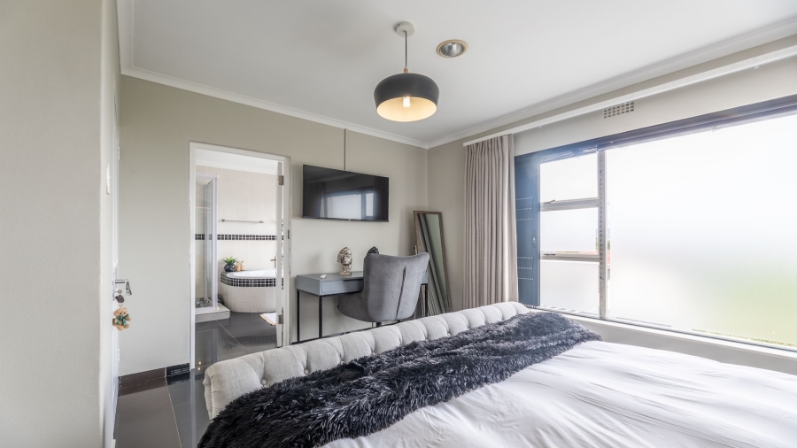 5 Bedroom Property for Sale in Flamingo Vlei Western Cape